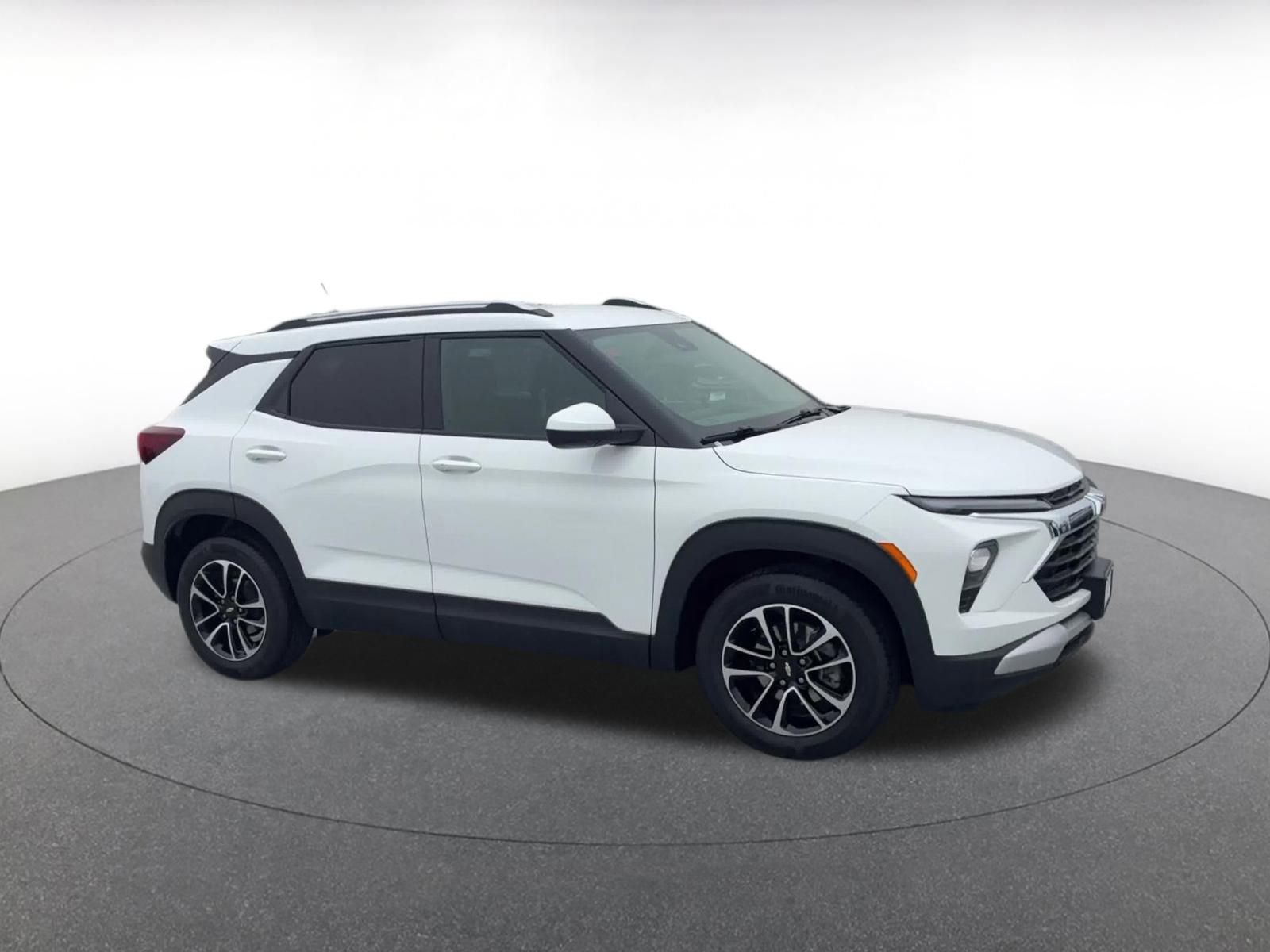 Used 2025 Chevrolet TrailBlazer LT image 2