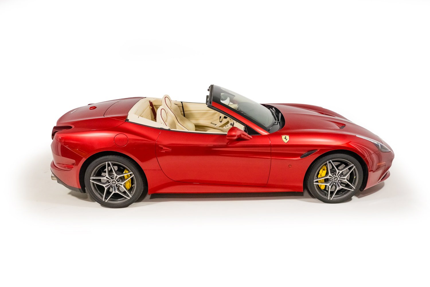 Used 2015 Ferrari California T RWD image 17