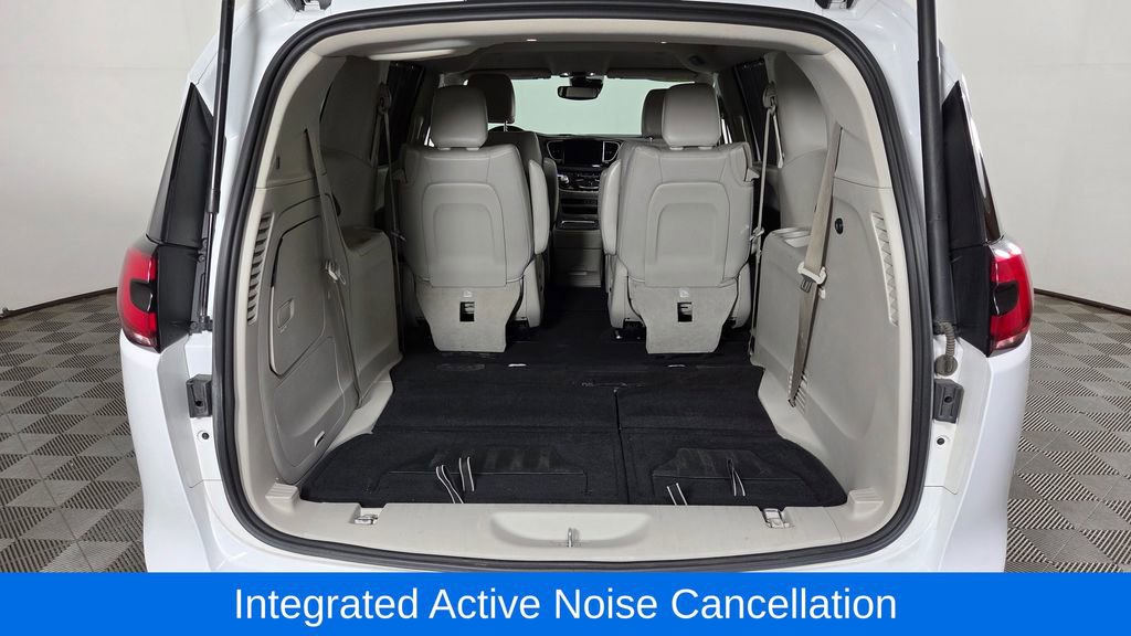 Used 2021 Chrysler Pacifica Touring-L FWD image 10