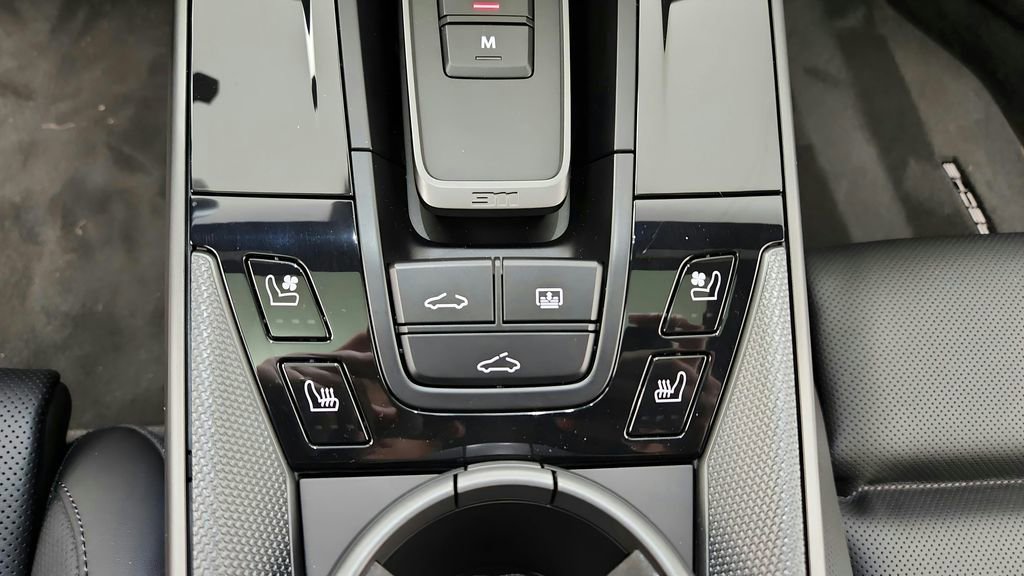 Used 2025 Porsche 911 Carrera RWD image 36