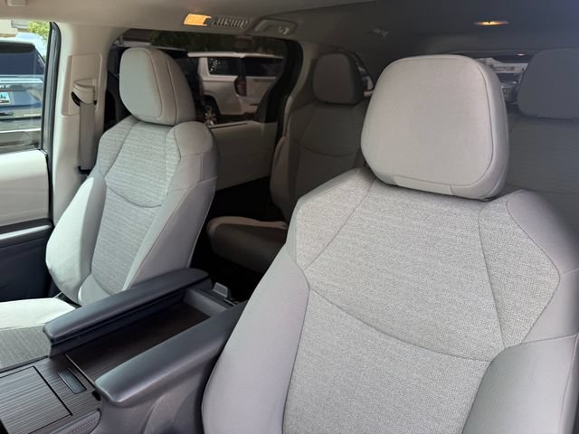 Used 2023 Toyota Sienna LE w/ LE Plus Package FWD image 12