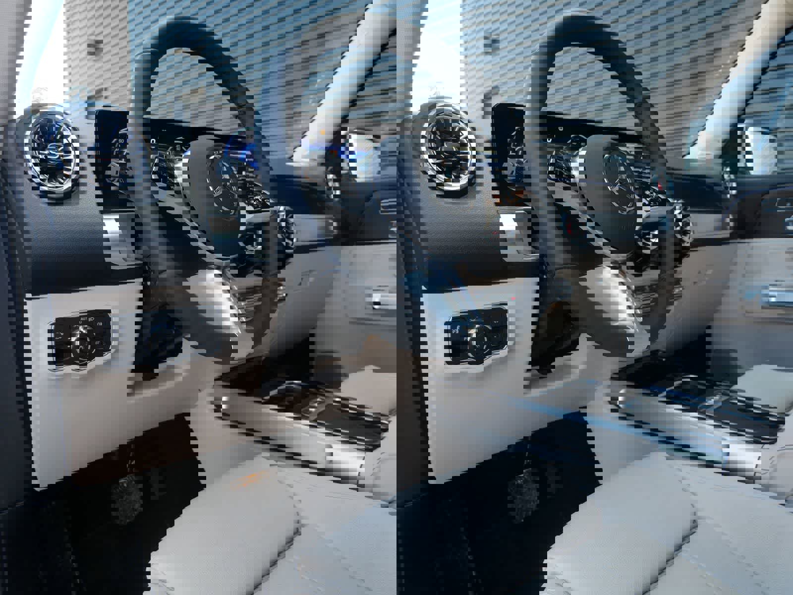 Used 2025 Mercedes-Benz EQB 300 4MATIC image 4