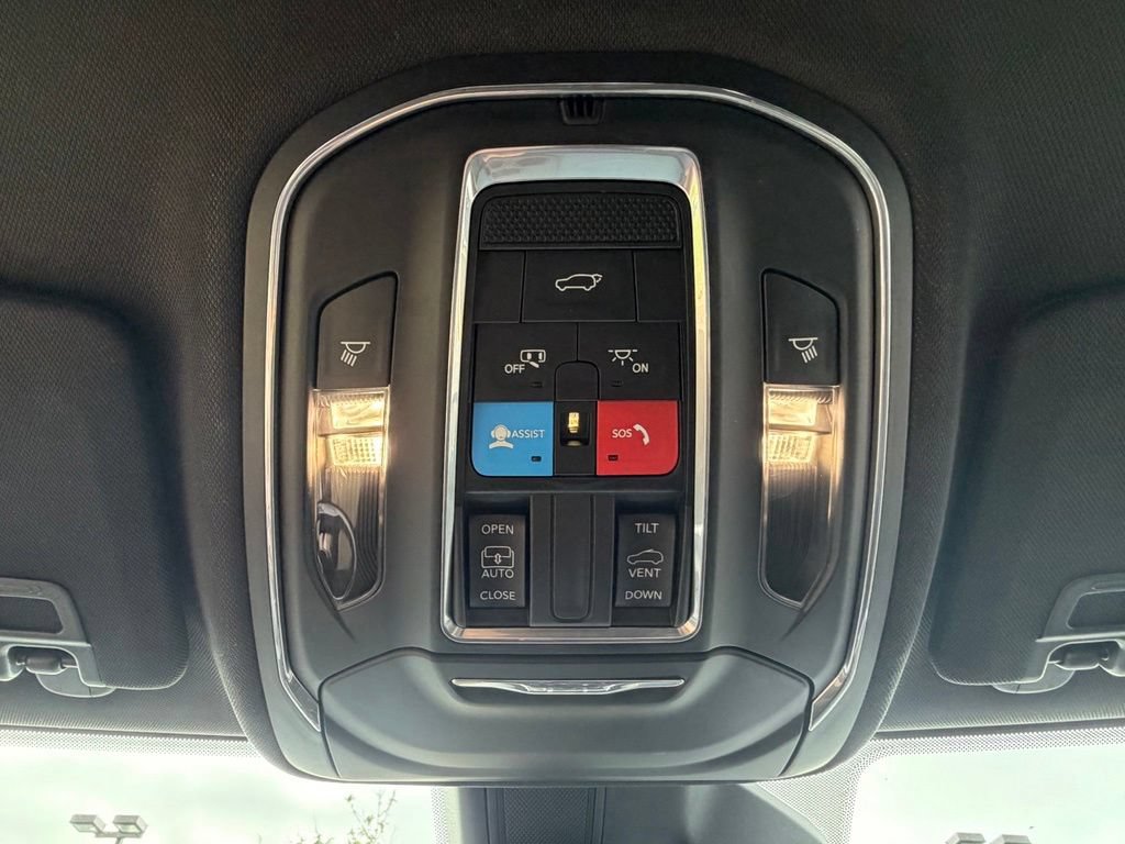 Certified 2025 Jeep Grand Cherokee Altitude AWD/4WD image 31