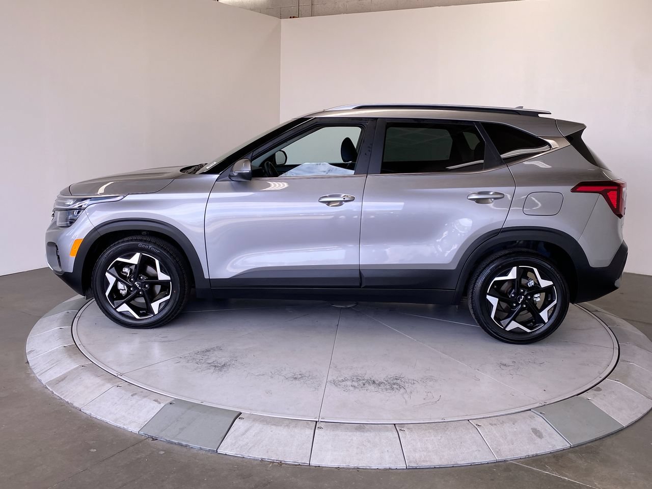 Certified 2025 Kia Seltos EX w/ EX Sunroof Package FWD image 2
