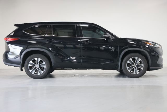 Used 2021 Toyota Highlander XLE AWD/4WD image 18