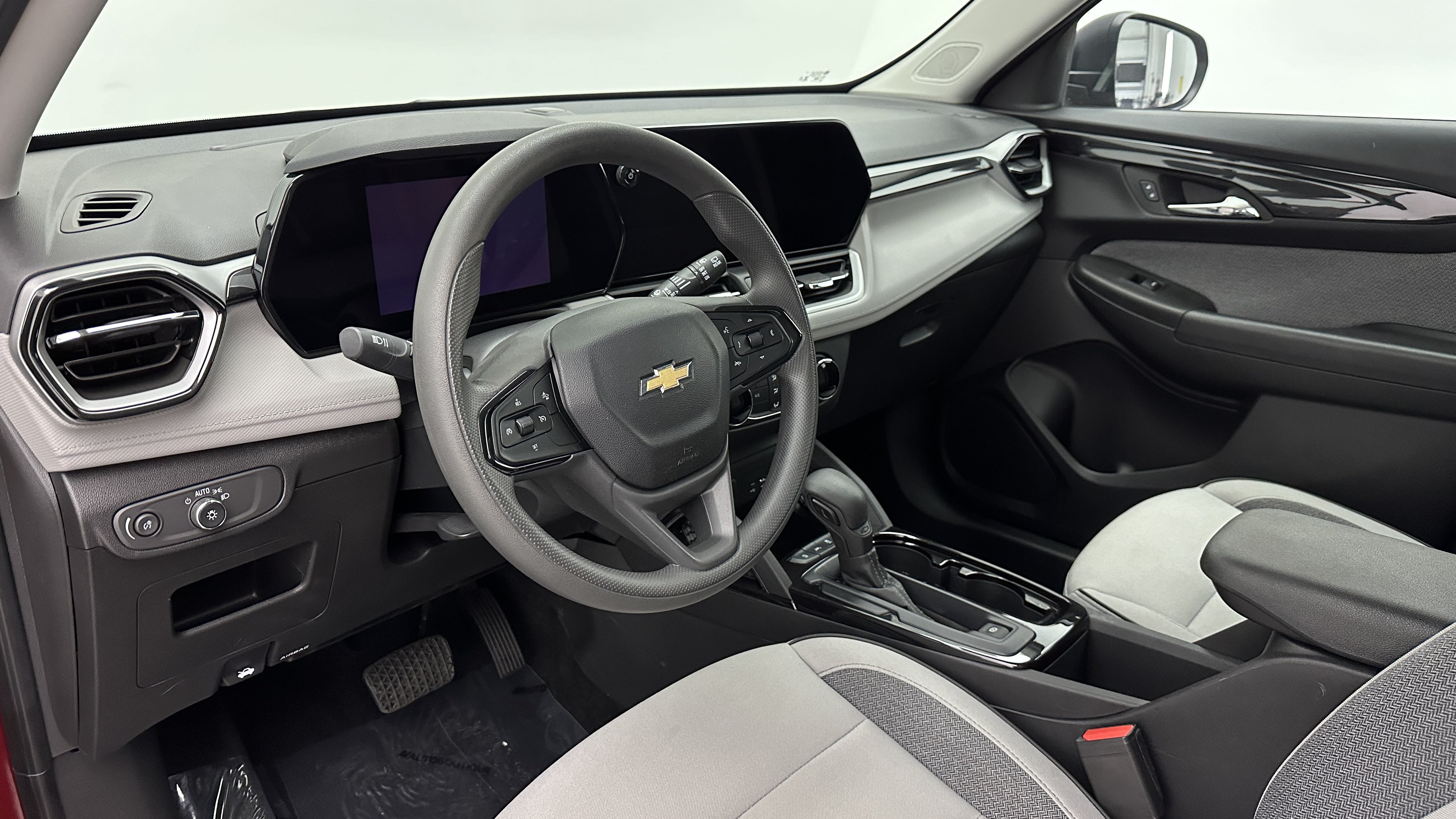 Used 2025 Chevrolet TrailBlazer LS AWD/4WD image 8