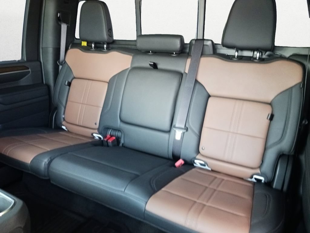 Used 2024 Chevrolet Silverado 2500 High Country w/ High Country Premium Package AWD/4WD image 9