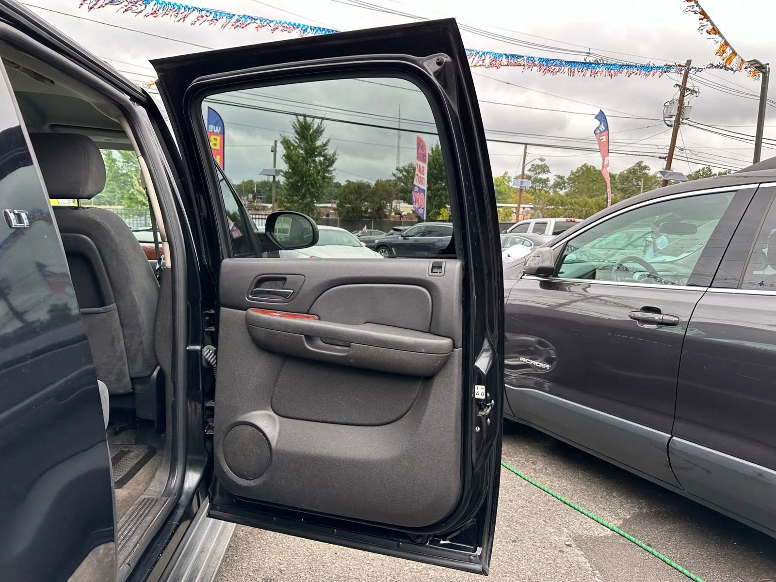 Used 2009 Chevrolet Suburban LT image 18