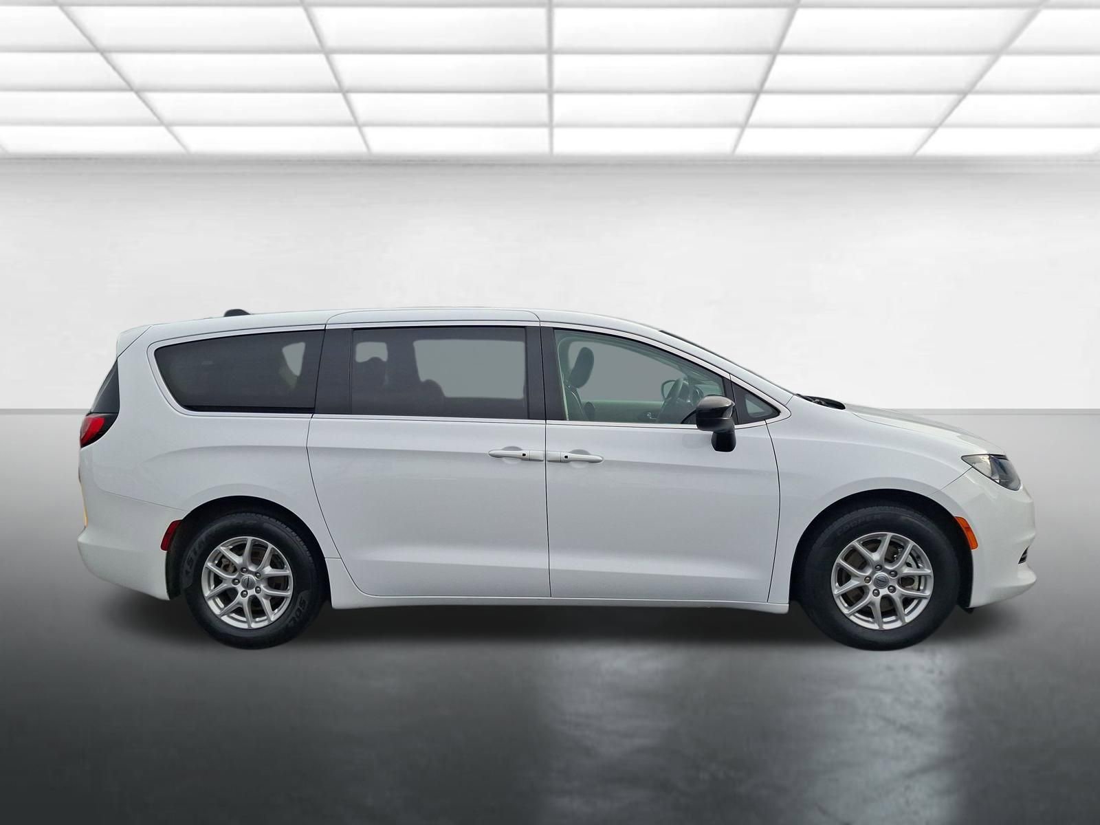 Used 2024 Chrysler Voyager LX image 2