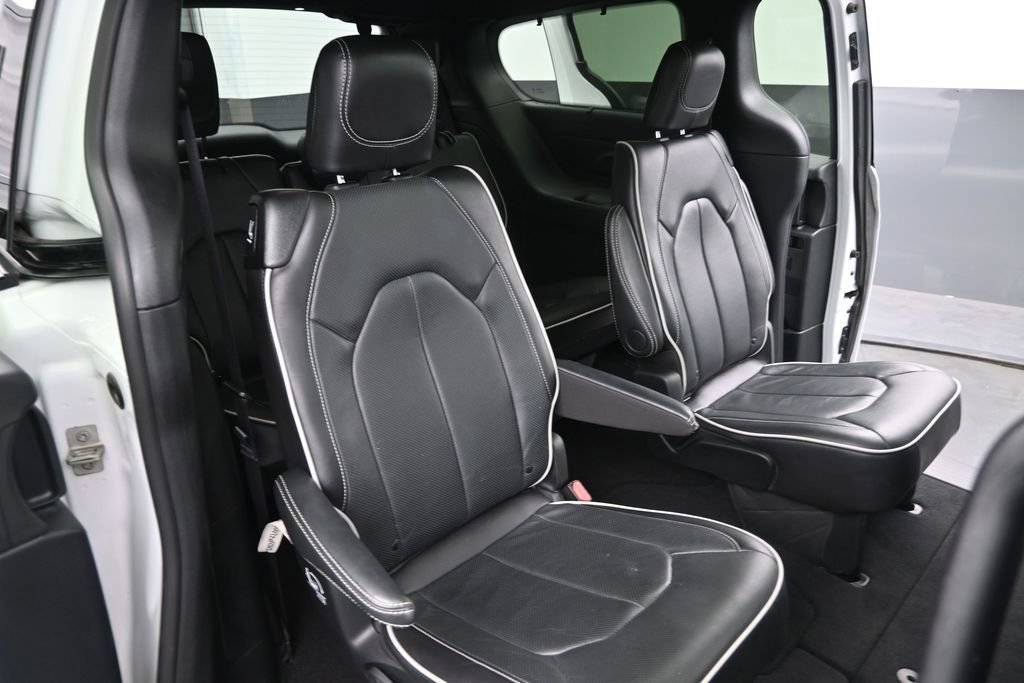 Used 2025 Chrysler Pacifica Limited FWD image 19