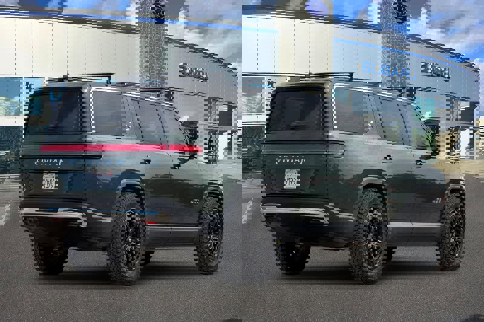 Used 2023 Rivian R1S Adventure image 2