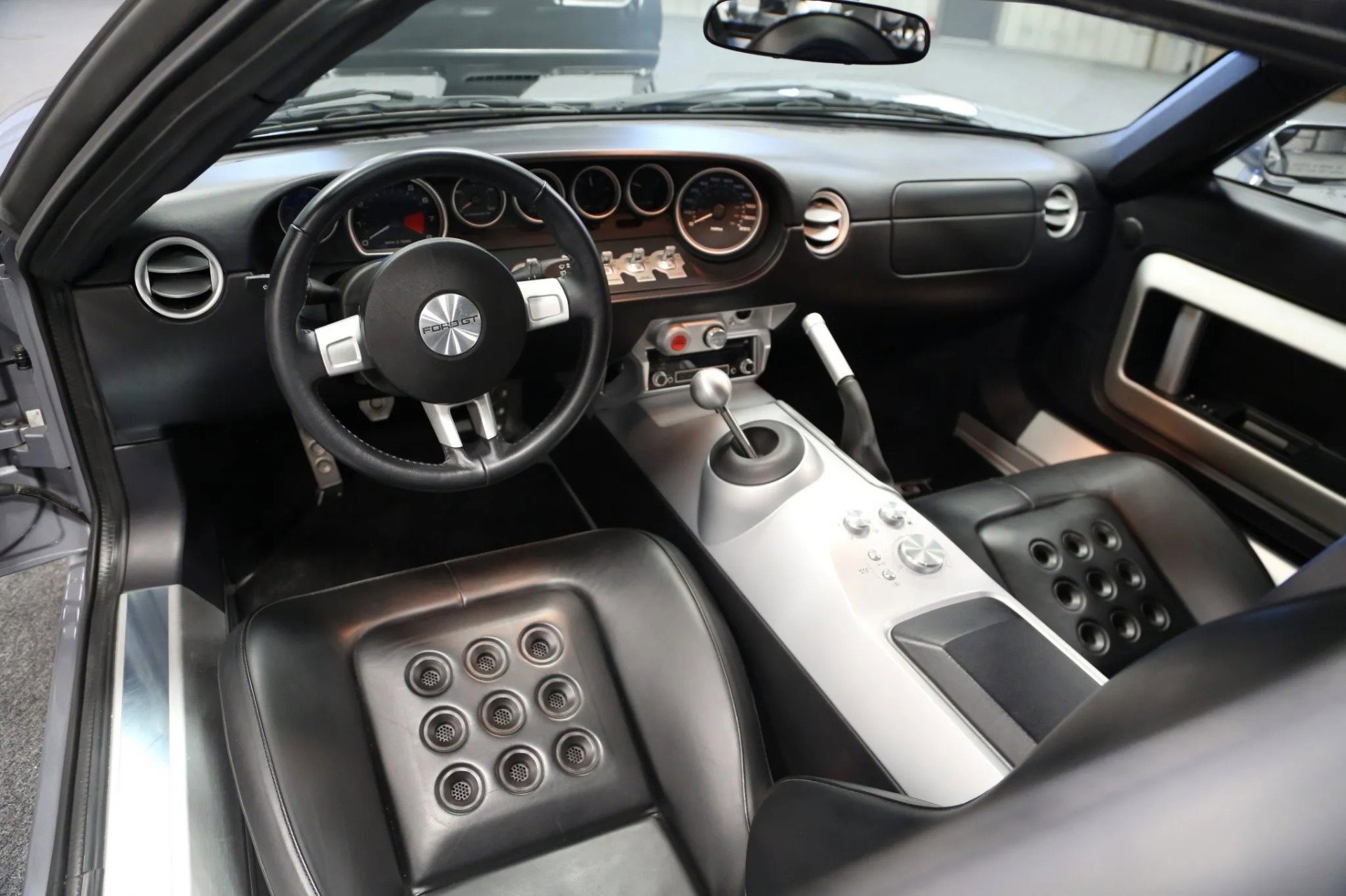 Used 2006 Ford GT image 9