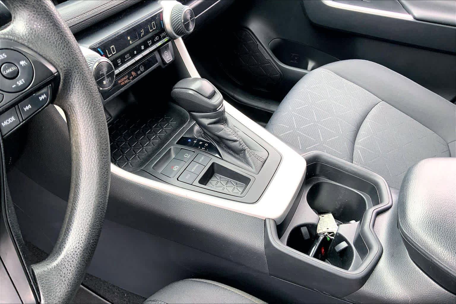 Used 2021 Toyota RAV4 XLE w/ Convenience Package FWD image 17