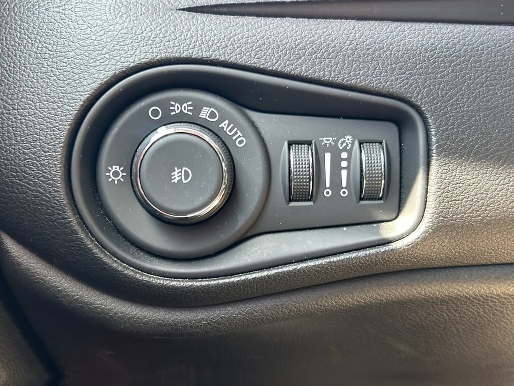 Used 2023 Jeep Renegade Latitude AWD/4WD image 31