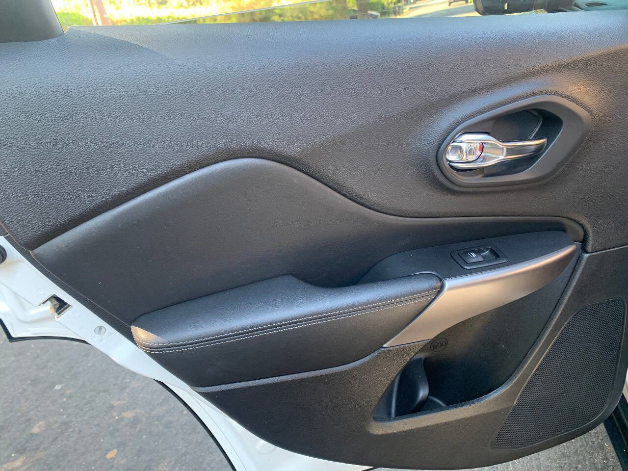 Used 2021 Jeep Cherokee Latitude Lux w/ Sun & Sound Group image 17