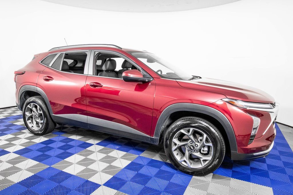 Used 2025 Chevrolet Trax LT w/ LT Convenience Package image 3