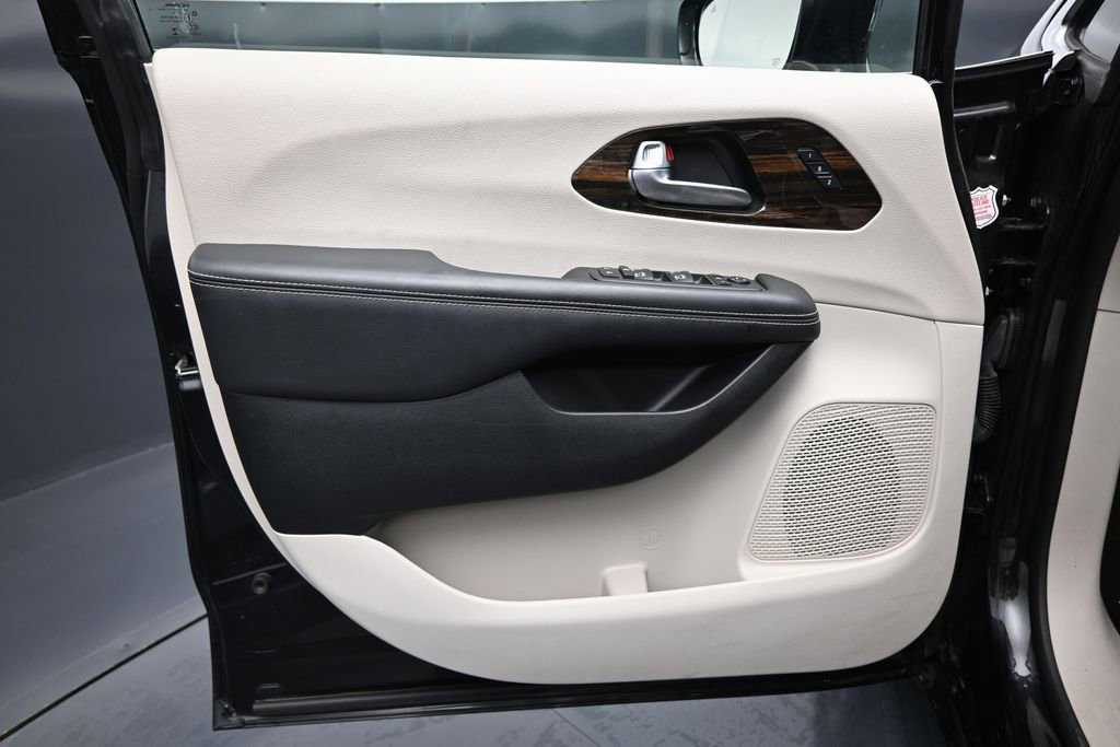 Used 2023 Chrysler Pacifica Limited FWD image 10