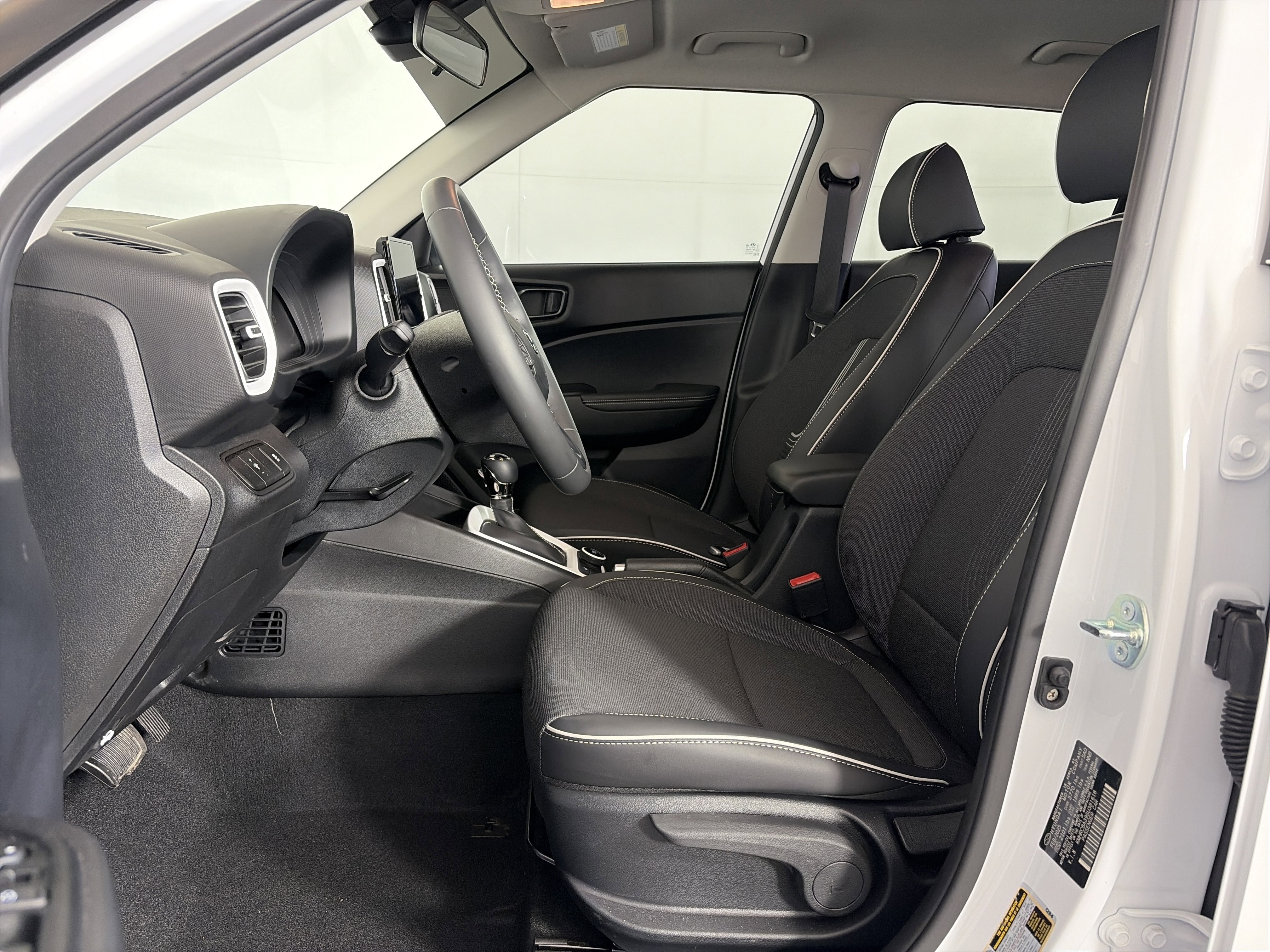 Used 2025 Hyundai Venue Limited image 5