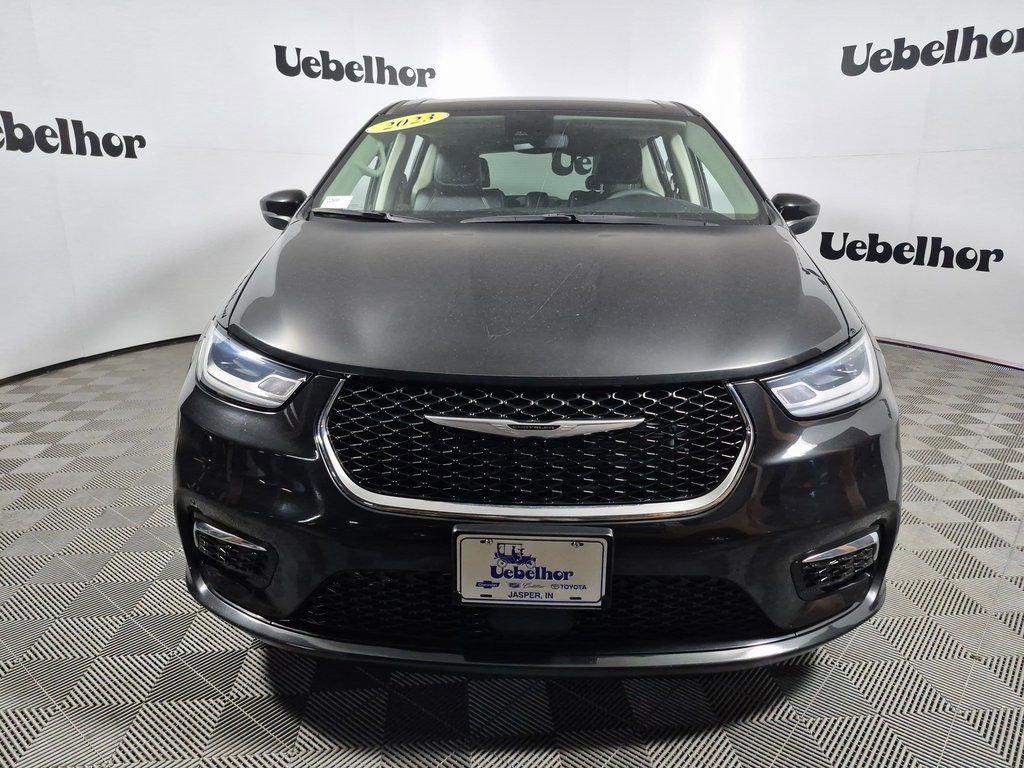 Used 2023 Chrysler Pacifica Touring-L image 2