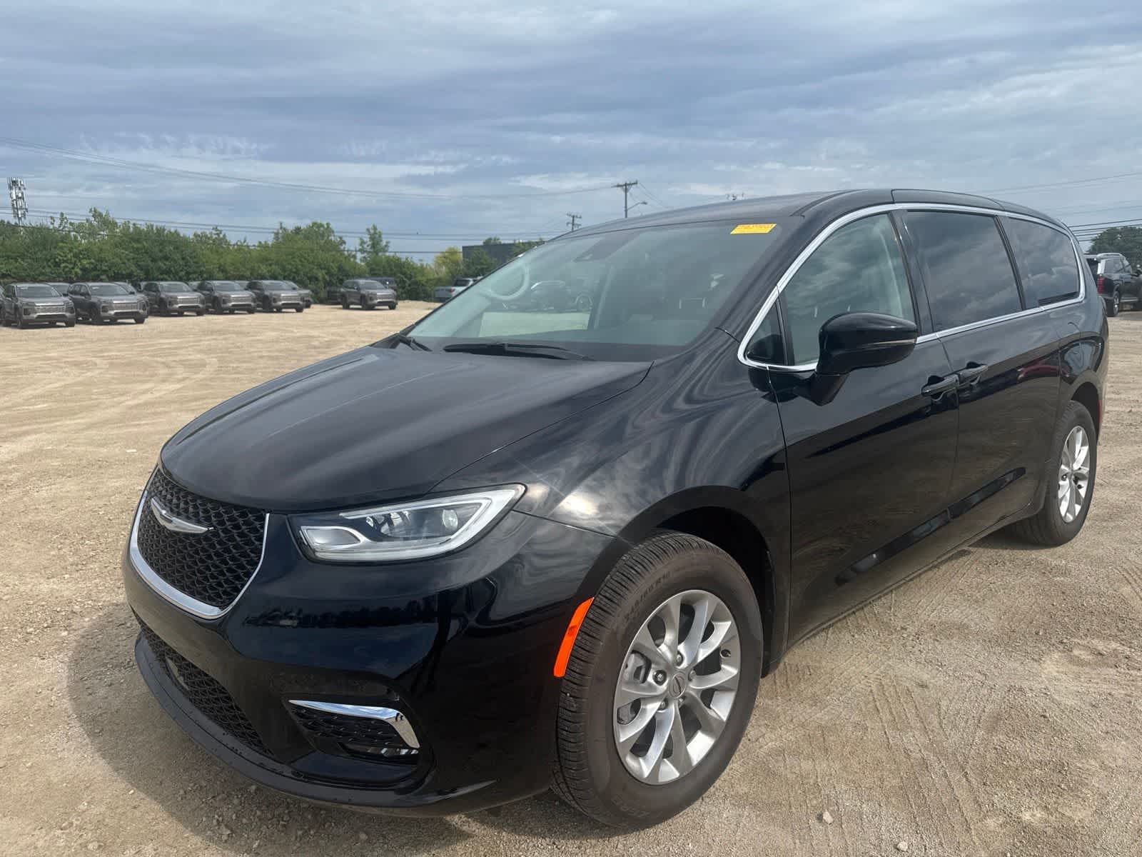 Used 2024 Chrysler Pacifica Touring-L AWD/4WD image 11