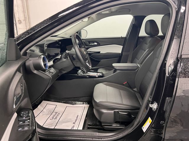 Used 2025 Chevrolet Trax LT w/ LT Convenience Package image 29