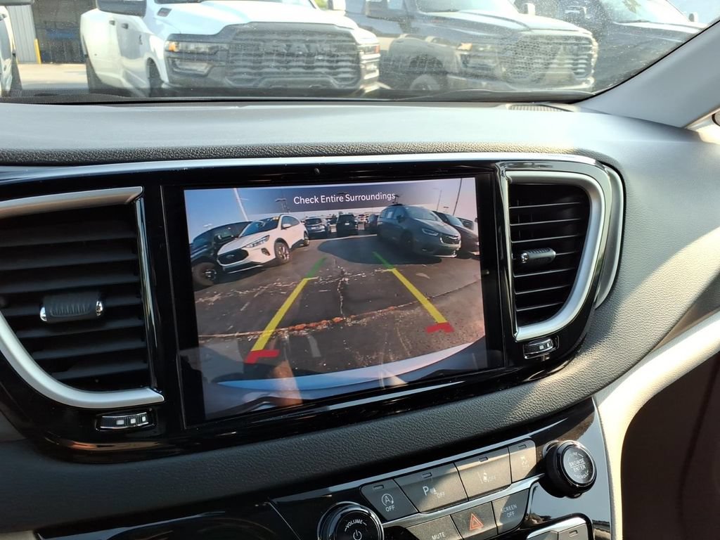 Used 2023 Chrysler Pacifica Touring-L FWD image 18