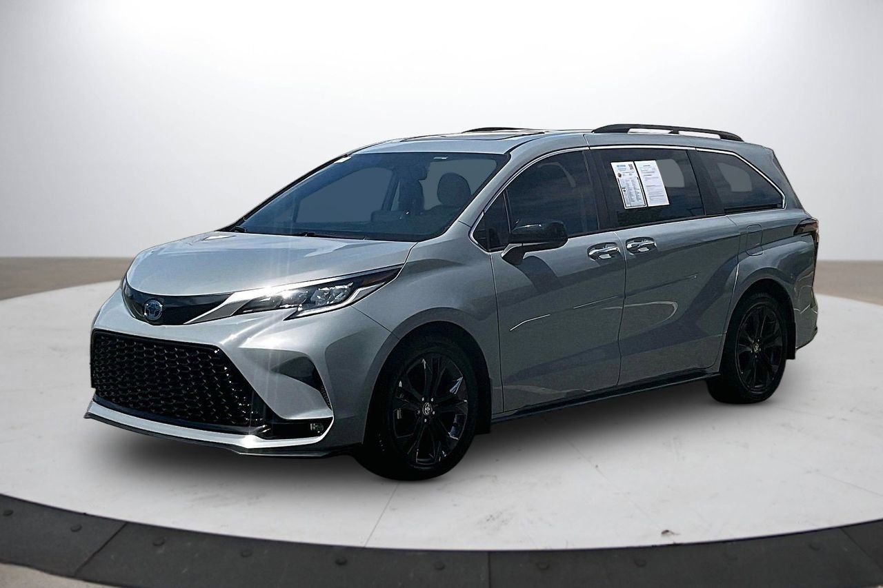 Used 2023 Toyota Sienna XSE image 4