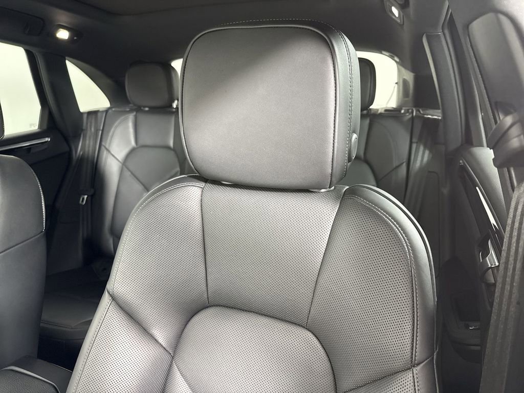 Certified 2025 Porsche Macan image 41
