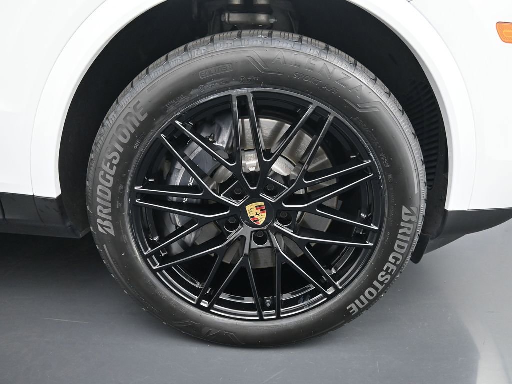 Certified 2024 Porsche Cayenne AWD/4WD image 11