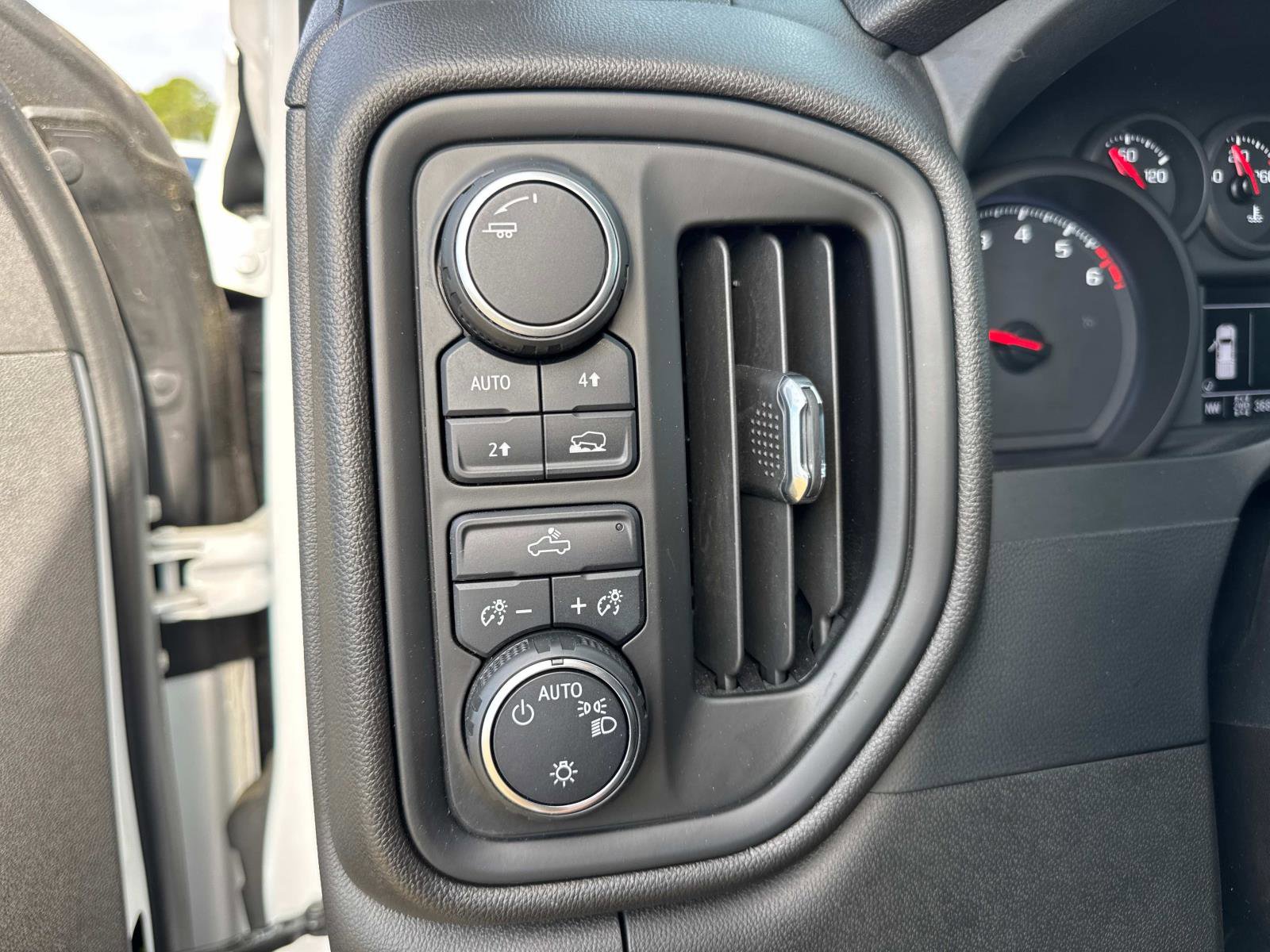 Used 2022 Chevrolet Silverado 1500 Custom image 30