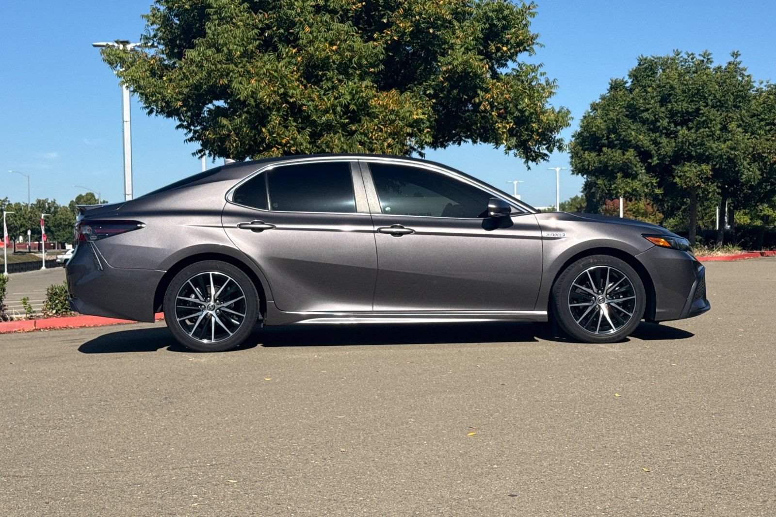 Used 2021 Toyota Camry SE w/ Cold Weather Package FWD image 3