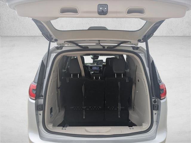 Used 2024 Chrysler Pacifica Limited FWD image 7