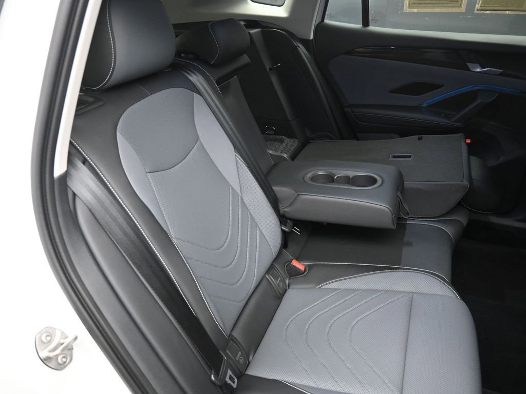 Used 2025 Volkswagen Tiguan SE image 27