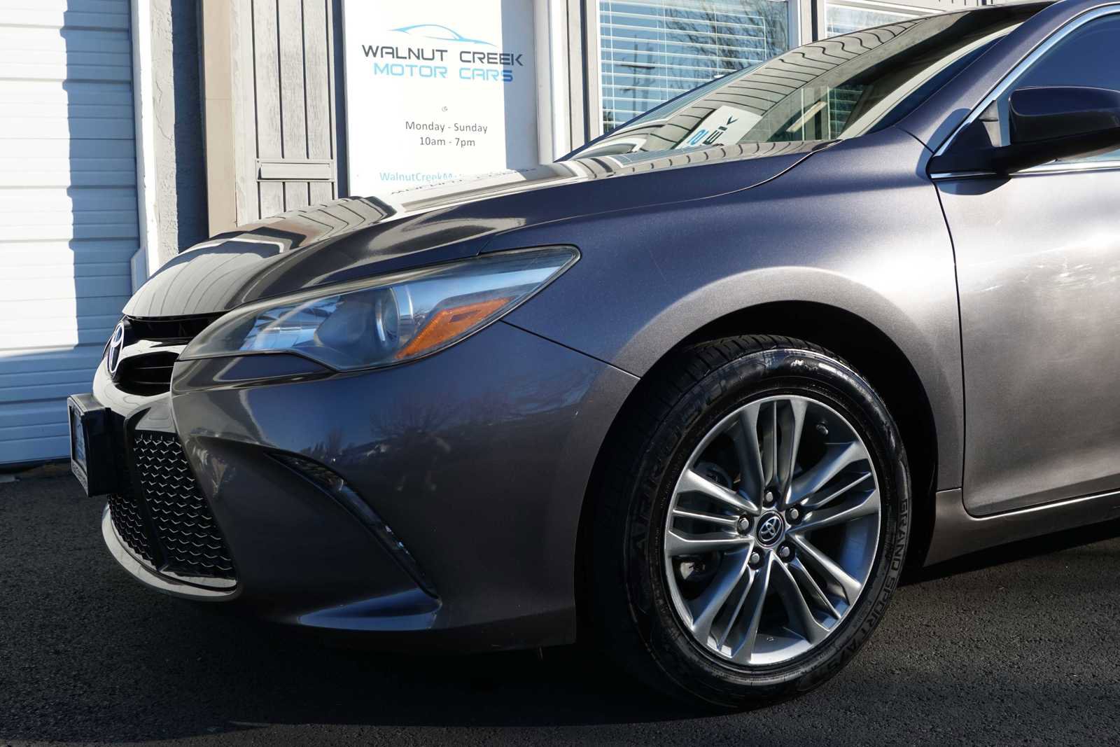 Used 2017 Toyota Camry SE w/ Moonroof Package image 21