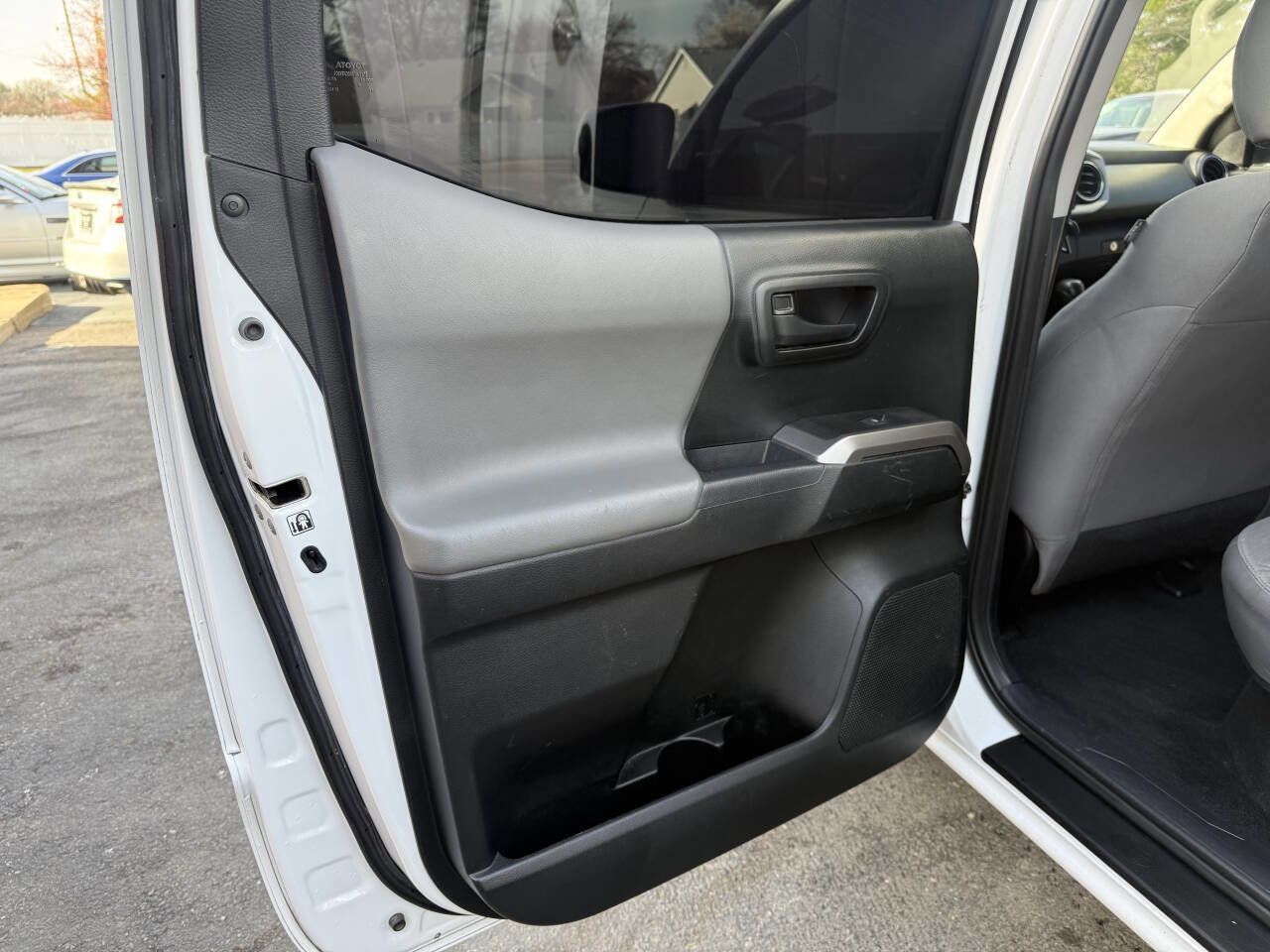 Used 2017 Toyota Tacoma SR5 w/ Exterior Package image 13