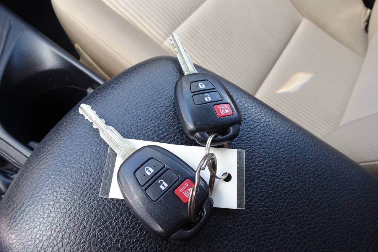 Used 2013 Toyota RAV4 LE AWD/4WD image 26