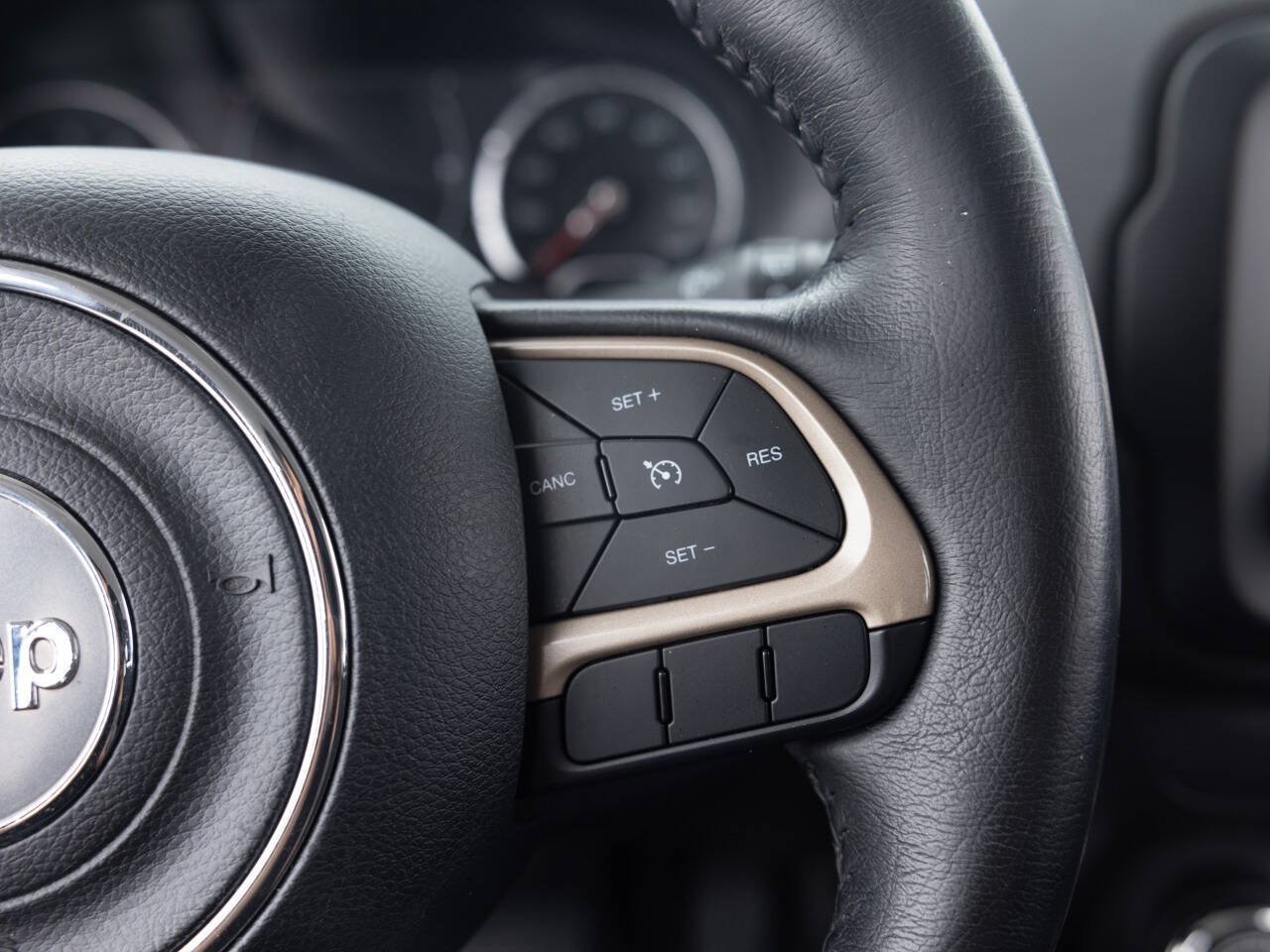 Used 2016 Jeep Renegade Latitude FWD image 38