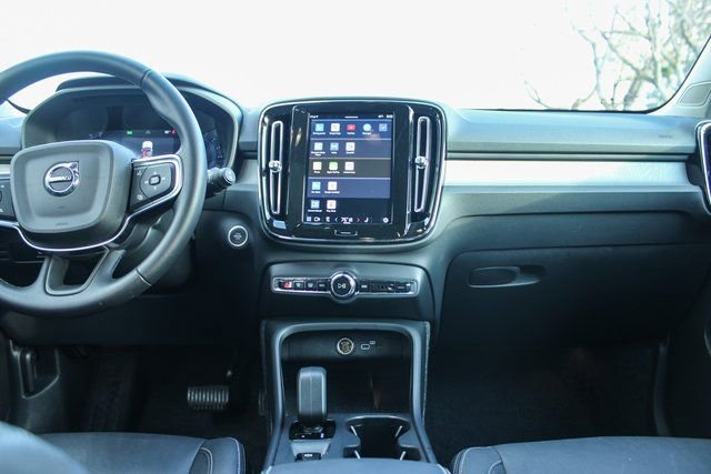 Used 2025 Volvo XC40 B5 Plus image 17