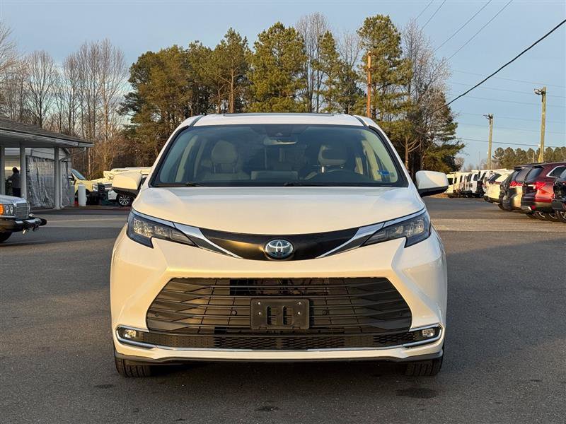 Used 2024 Toyota Sienna XLE image 5