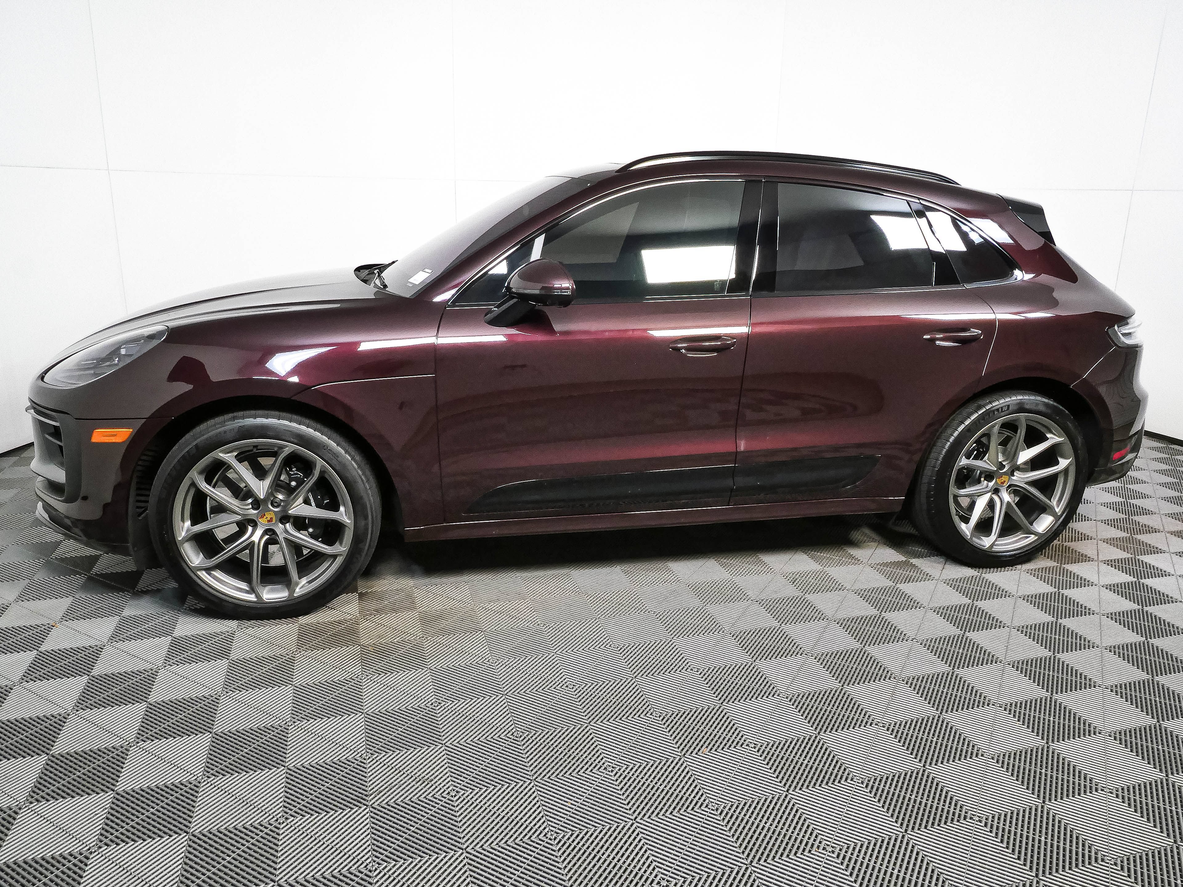 Certified 2024 Porsche Macan GTS AWD/4WD image 2