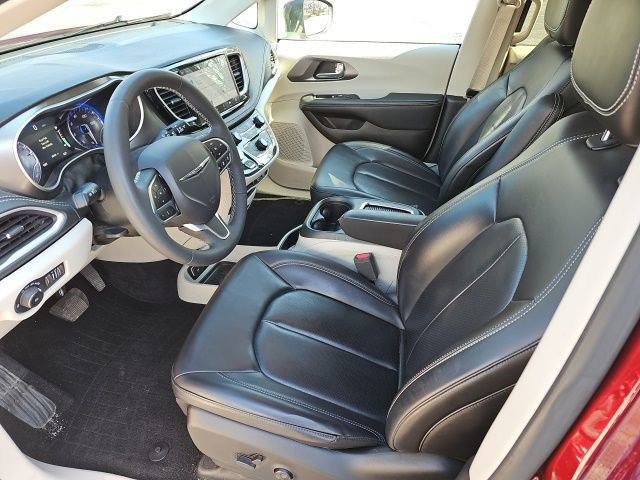 Used 2023 Chrysler Pacifica Touring-L image 18