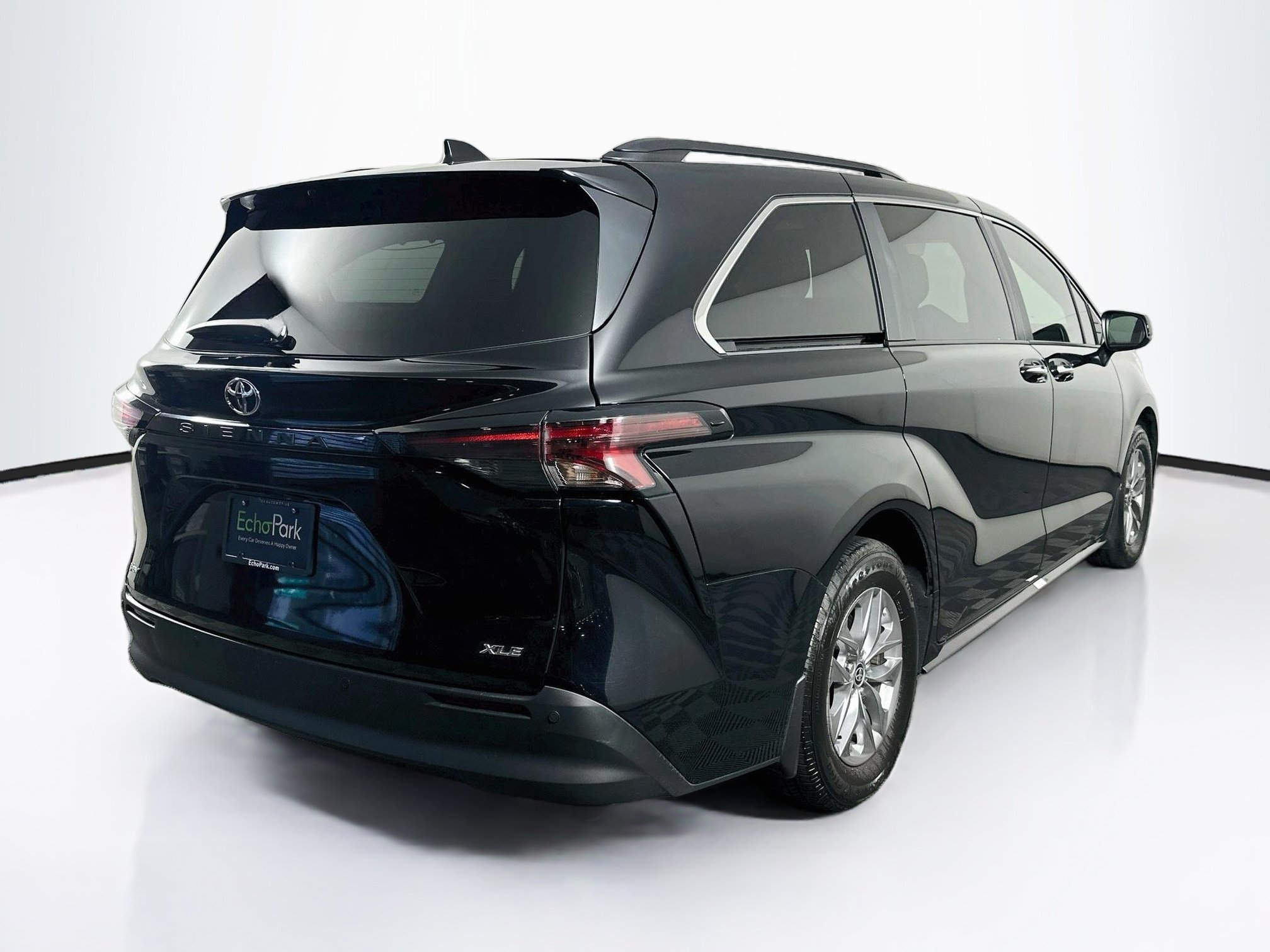 Used 2026 Toyota Sienna XLE FWD image 9