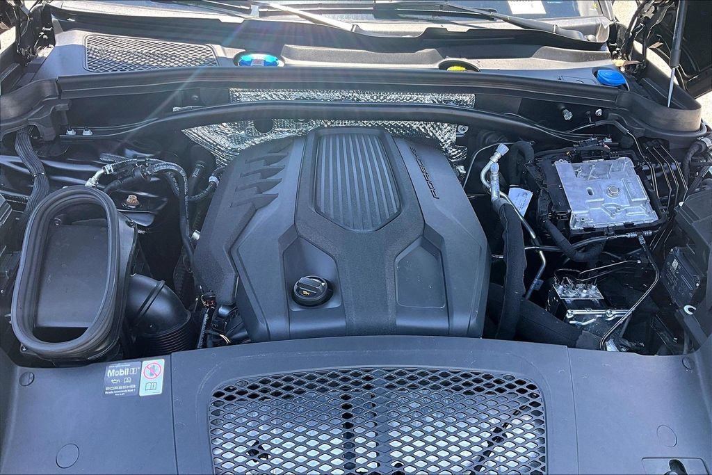Used 2025 Porsche Macan AWD/4WD image 30