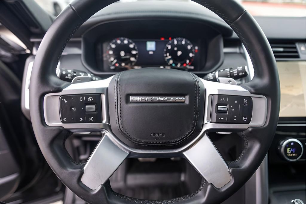 Used 2024 Land Rover Discovery Metropolitan Edition image 15