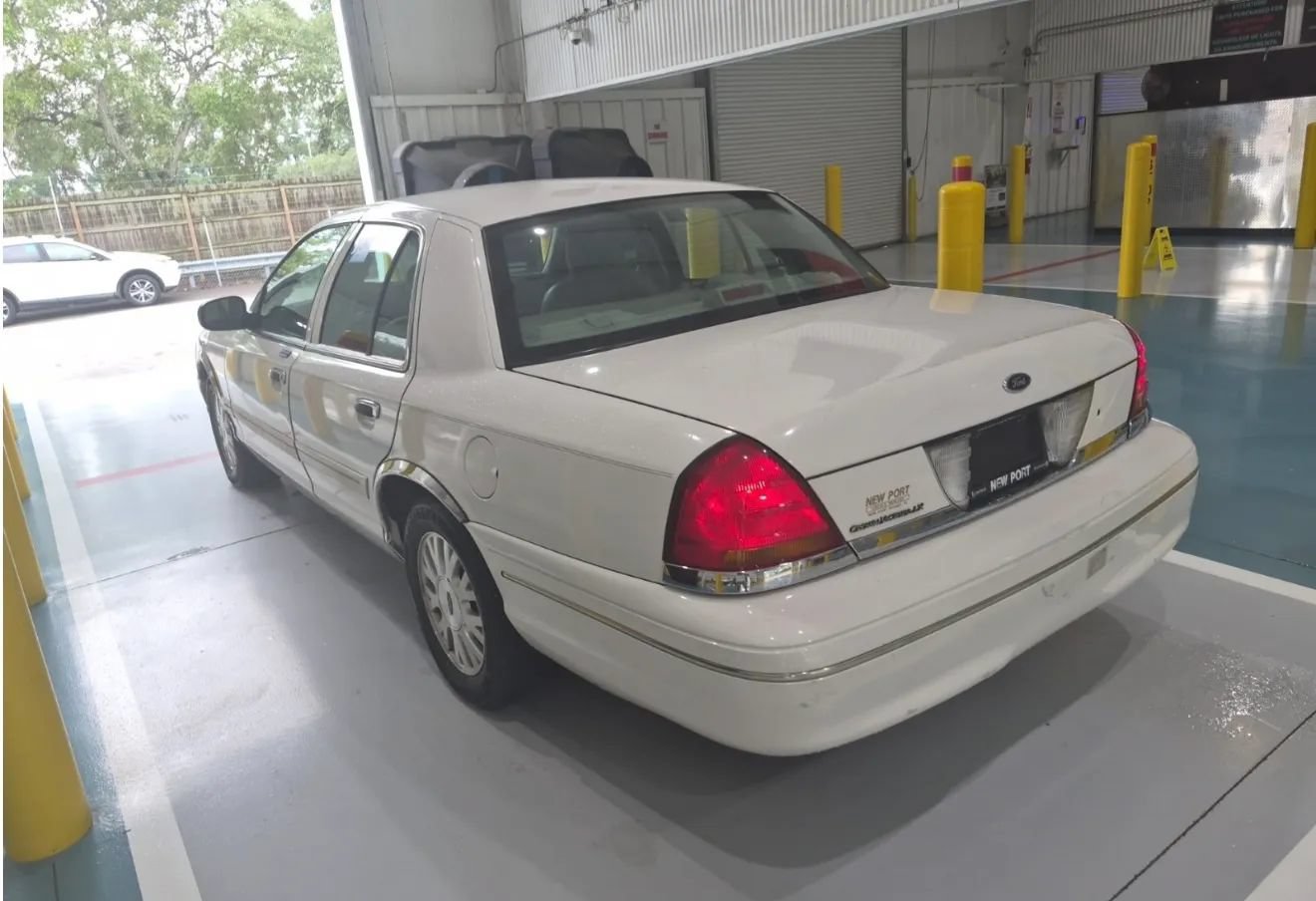 Used 2003 Ford Crown Victoria LX RWD image 3