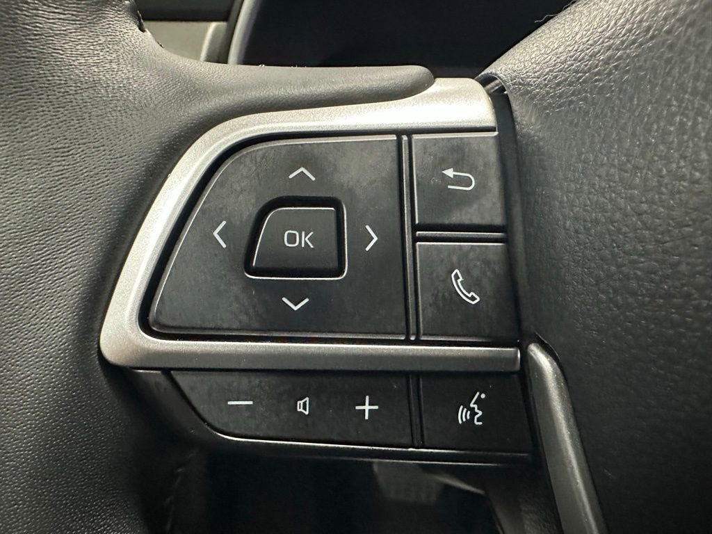 Used 2025 Toyota Highlander XLE image 19