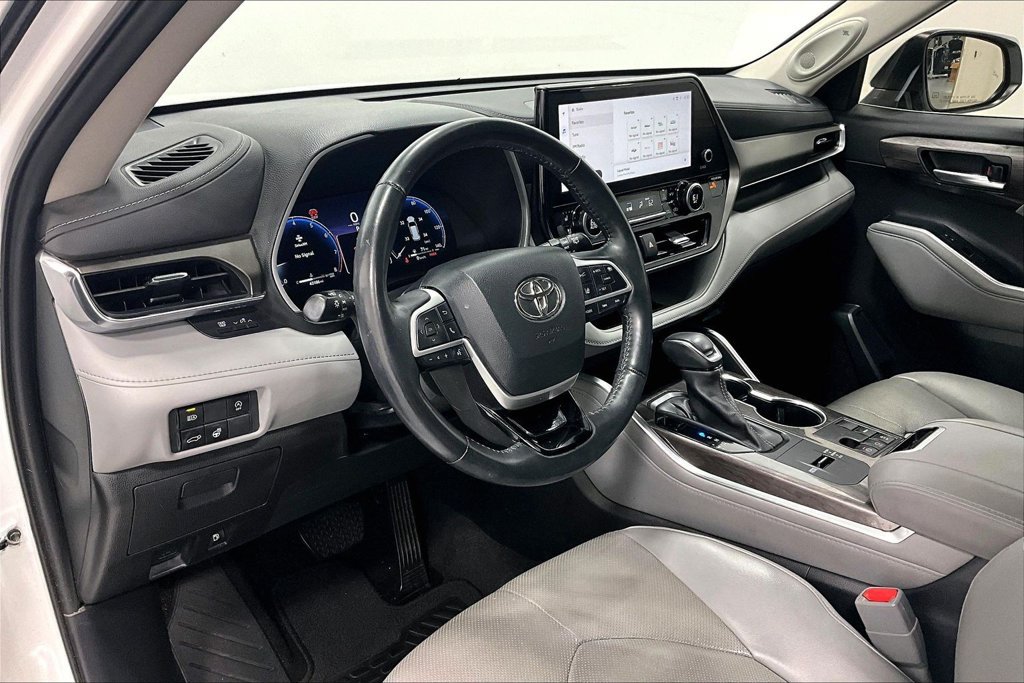 Used 2023 Toyota Highlander Limited FWD image 15