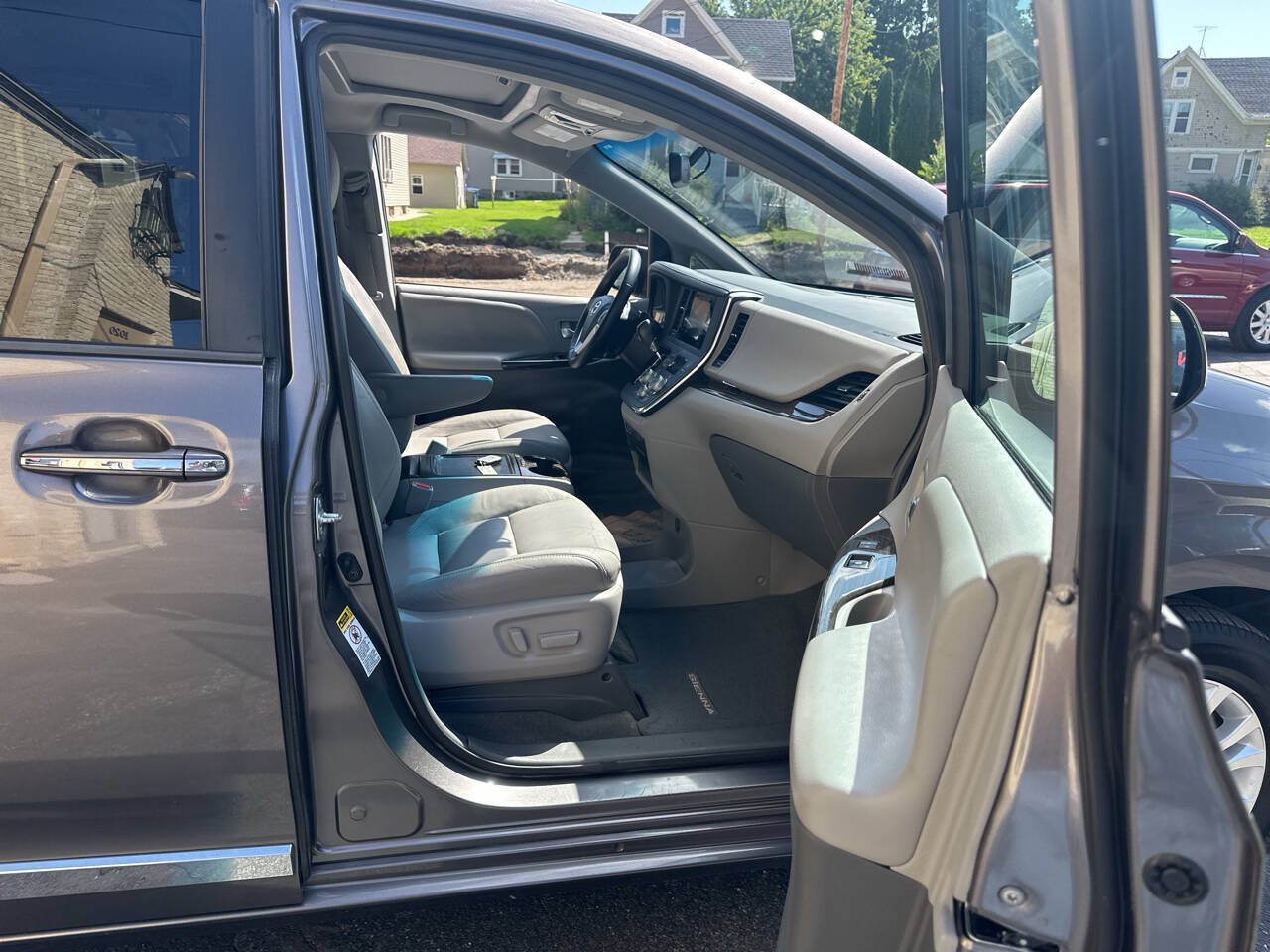 Used 2017 Toyota Sienna XLE w/ XLE Navigation Package FWD image 12