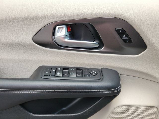 Used 2024 Chrysler Pacifica Touring-L FWD image 14