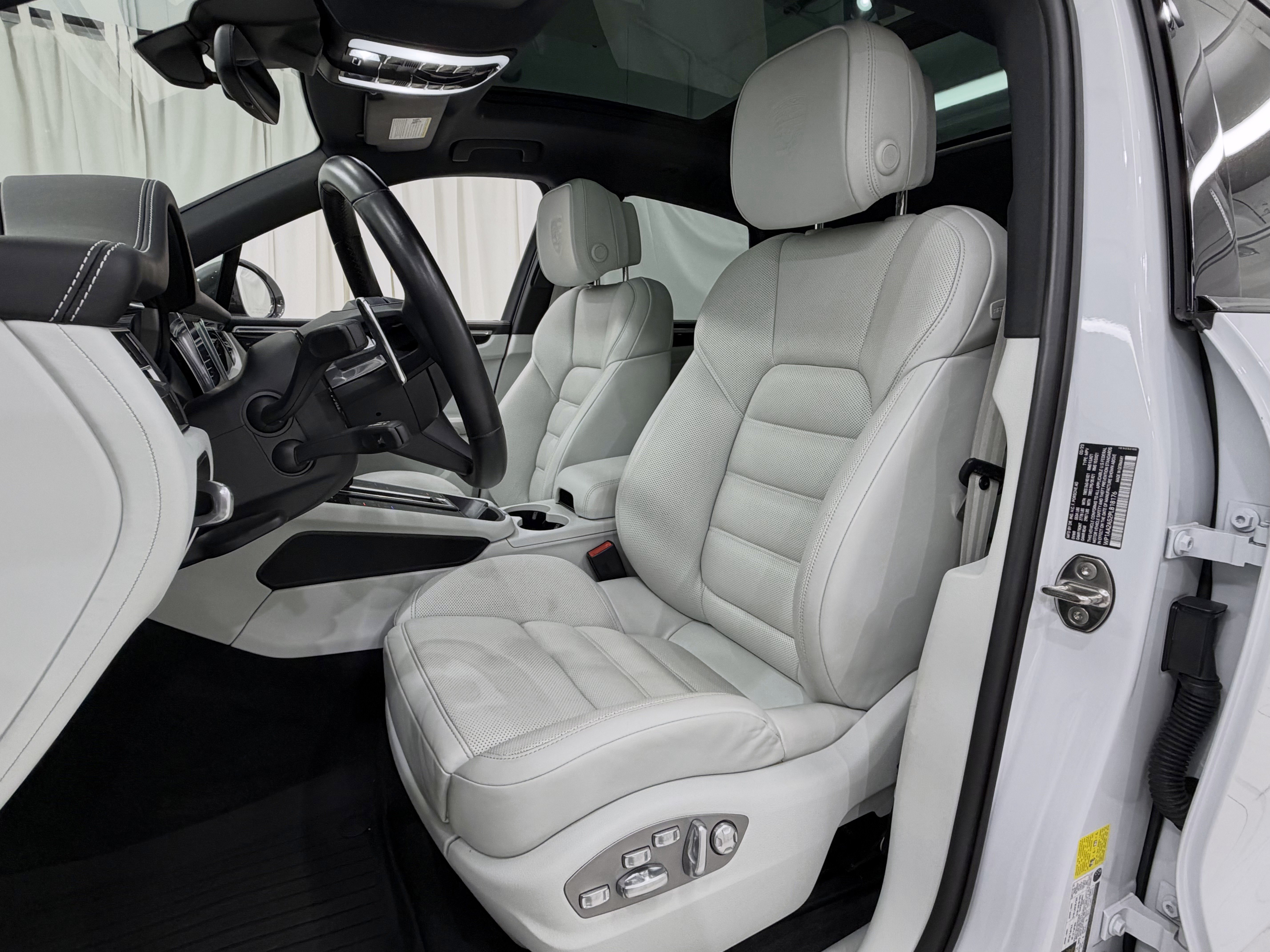 Certified 2023 Porsche Macan Turbo AWD/4WD image 33
